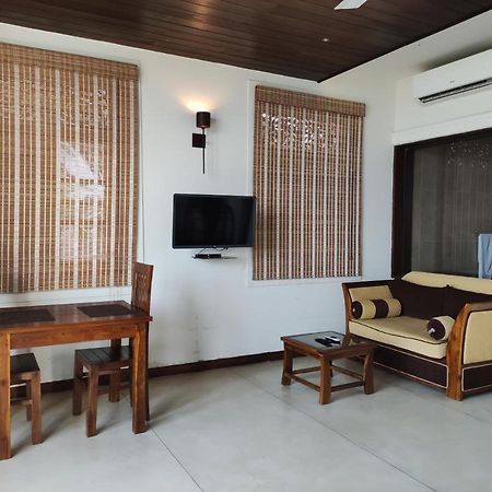 Hotel Leaf On Lagoon 카투나야크 외부 사진