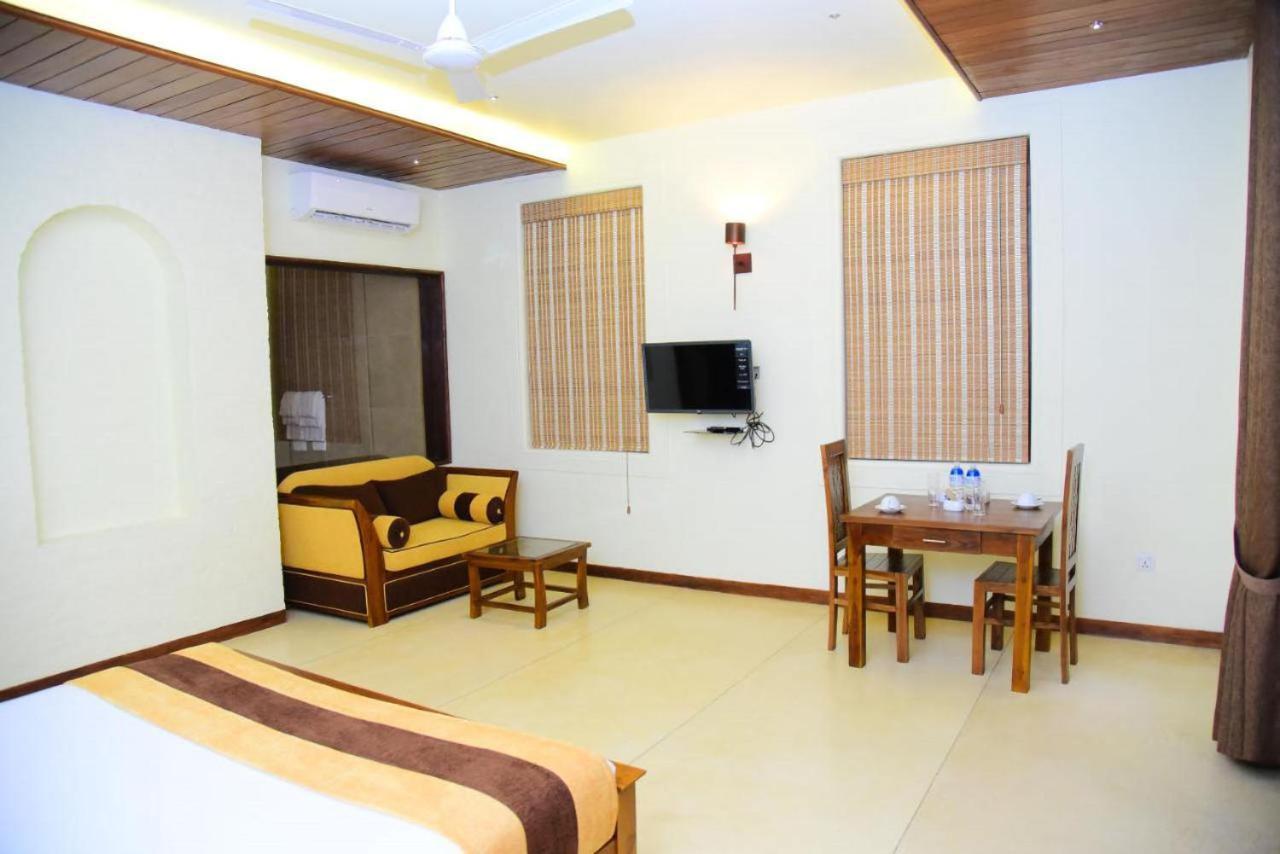 Hotel Leaf On Lagoon 카투나야크 외부 사진